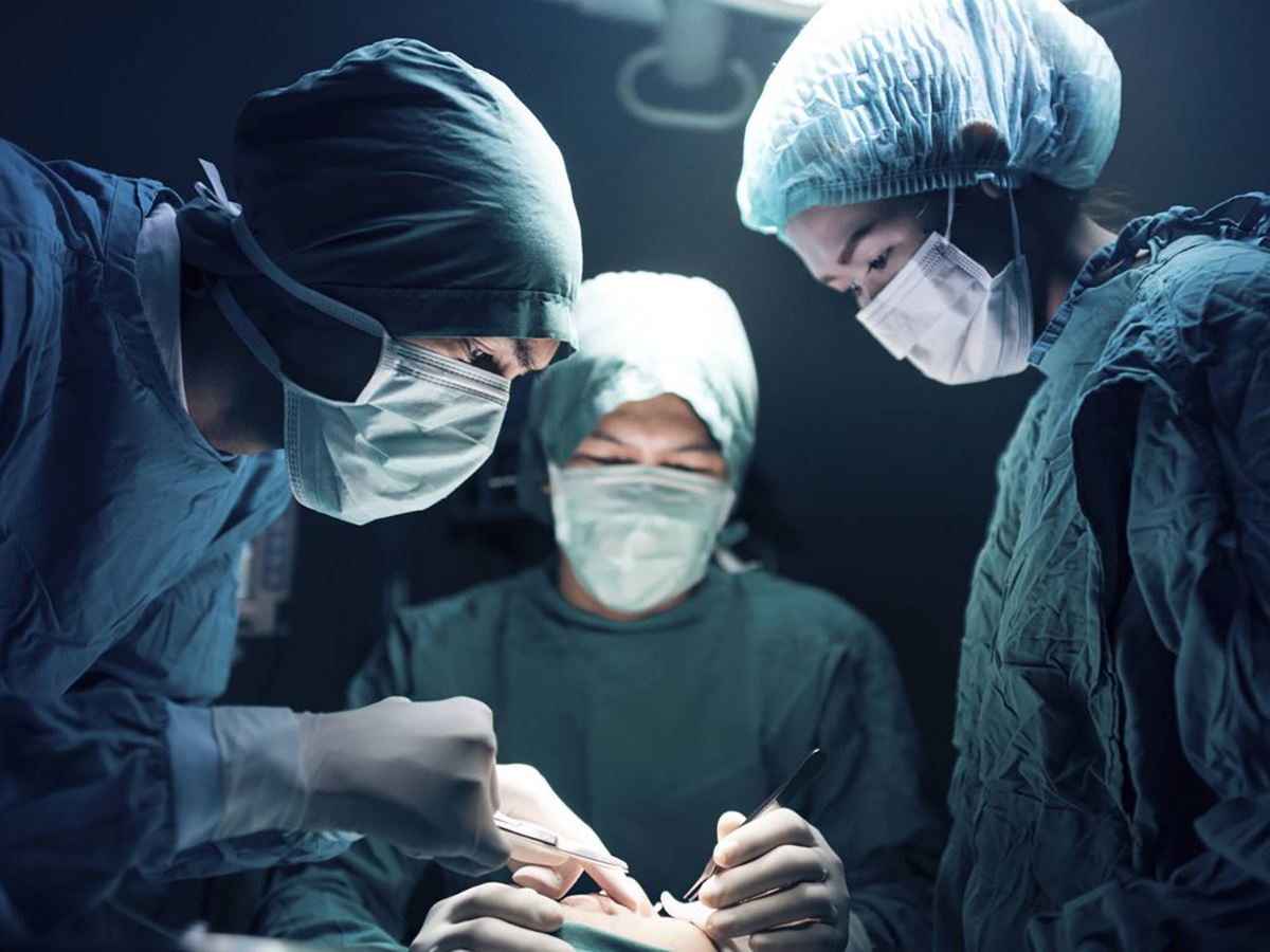 Novedosa intervención de columna en Amedrin